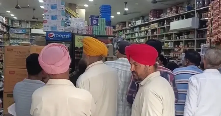 যুদ্ধ আতঙ্কে ভারতের বাজারে ভিড়